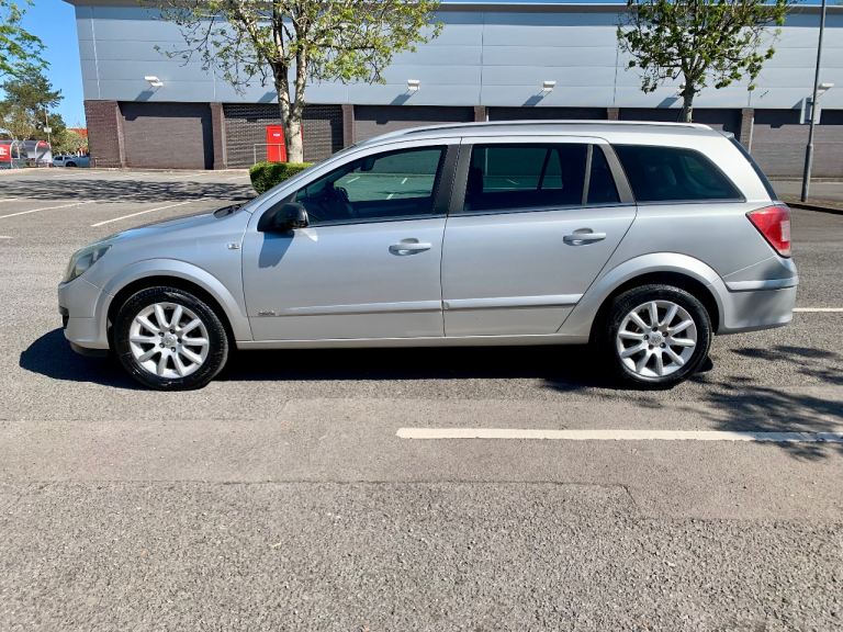 Automatic - Vauxhall Astra 1.8 estate 106k mot January 2027 2 remote keys full v5