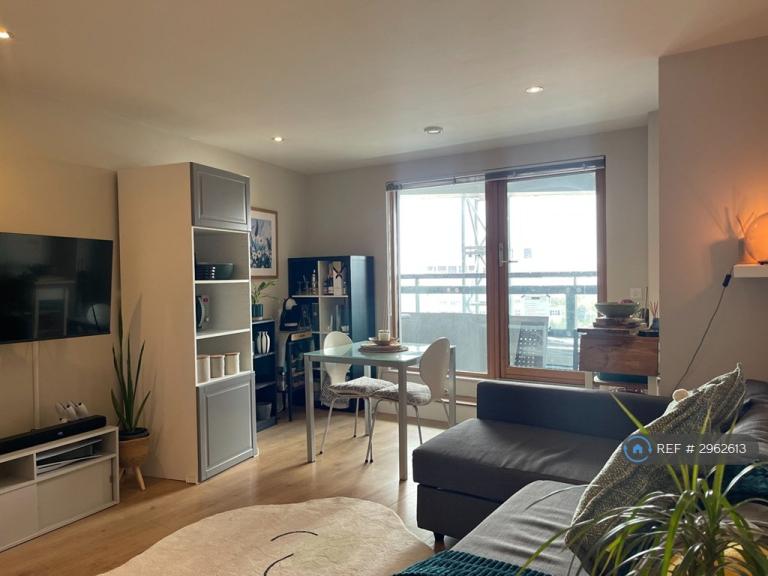 2 bedroom flat in The Gateway North, Leeds, LS9 (2 bed) (#2962613)