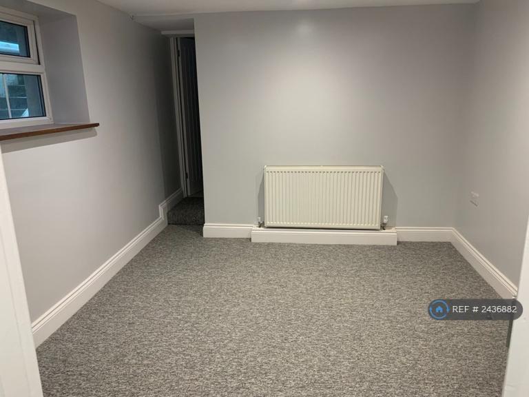 4 bedroom flat in Devonport Road, Plymouth, PL3 (4 bed) (#2436882)