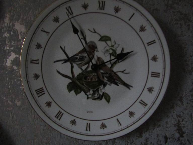 A HEART OF LONDON FINE BONE CHINA BIRD FEEDING YOUNG ONES IN NEST WALL CLOCK. WORKS GREAT!