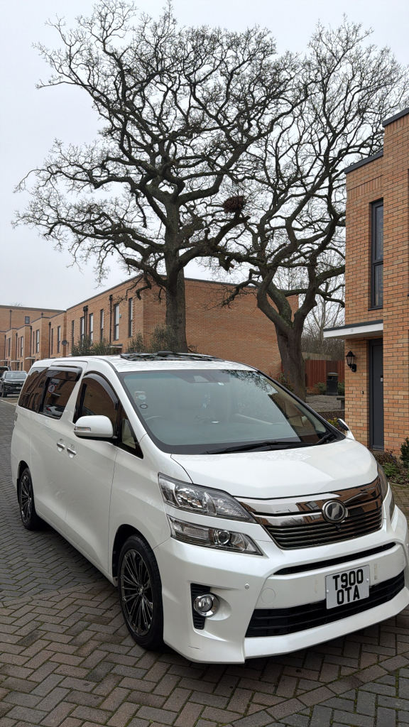 🔥 Luxury Toyota Vellfire 3.5 V6 – Ultra Low Mileage – Top Spec 🔥