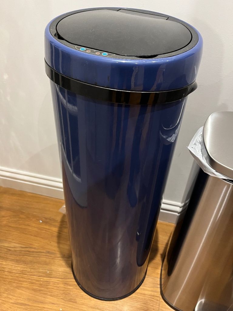 Kitchen bin with mechanical lid 