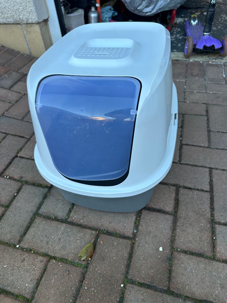 Cat litter tray. Hooded