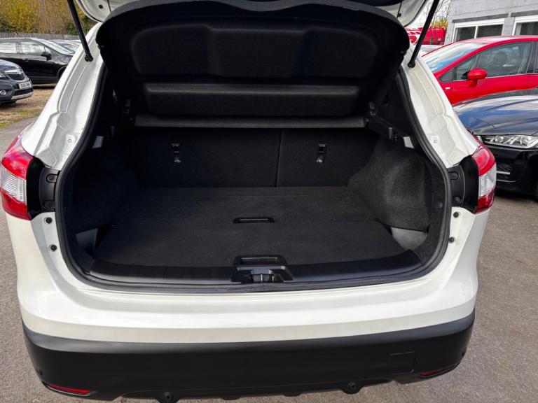 2016 Nissan Qashqai 1.2 DiG-T N-Connecta 5dr HATCHBACK PETROL Manual