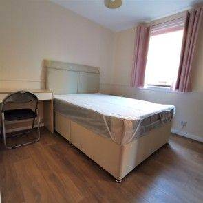 2 bedroom flat in Bryson Road, Edinburgh, EH11