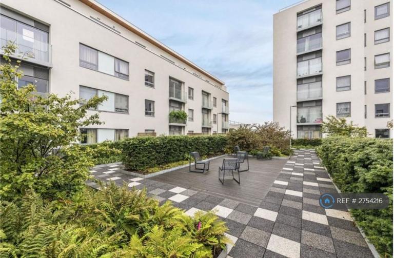 2 bedroom flat in Derry Court, London, SW16 (2 bed) (#2754216)