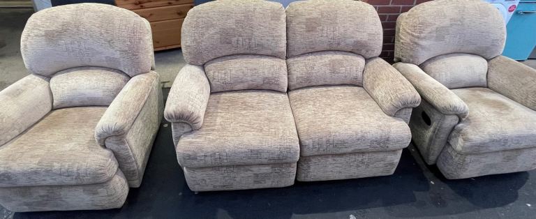 Reclining sofa and armchairs
