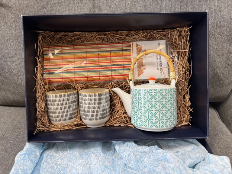 Tea pot and cup set