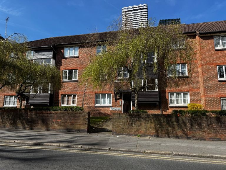 Newly renovated 1 bedroom flat with garden Near East Croydon station