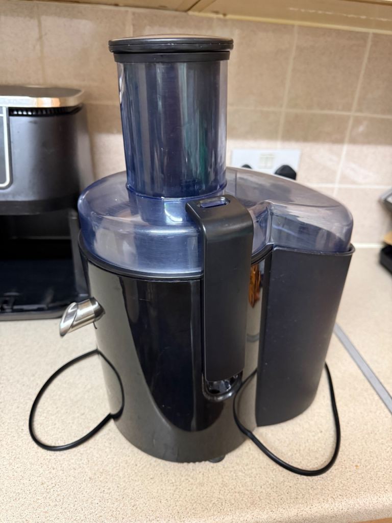 Philips juicer/smoothie maker model HR1861. 