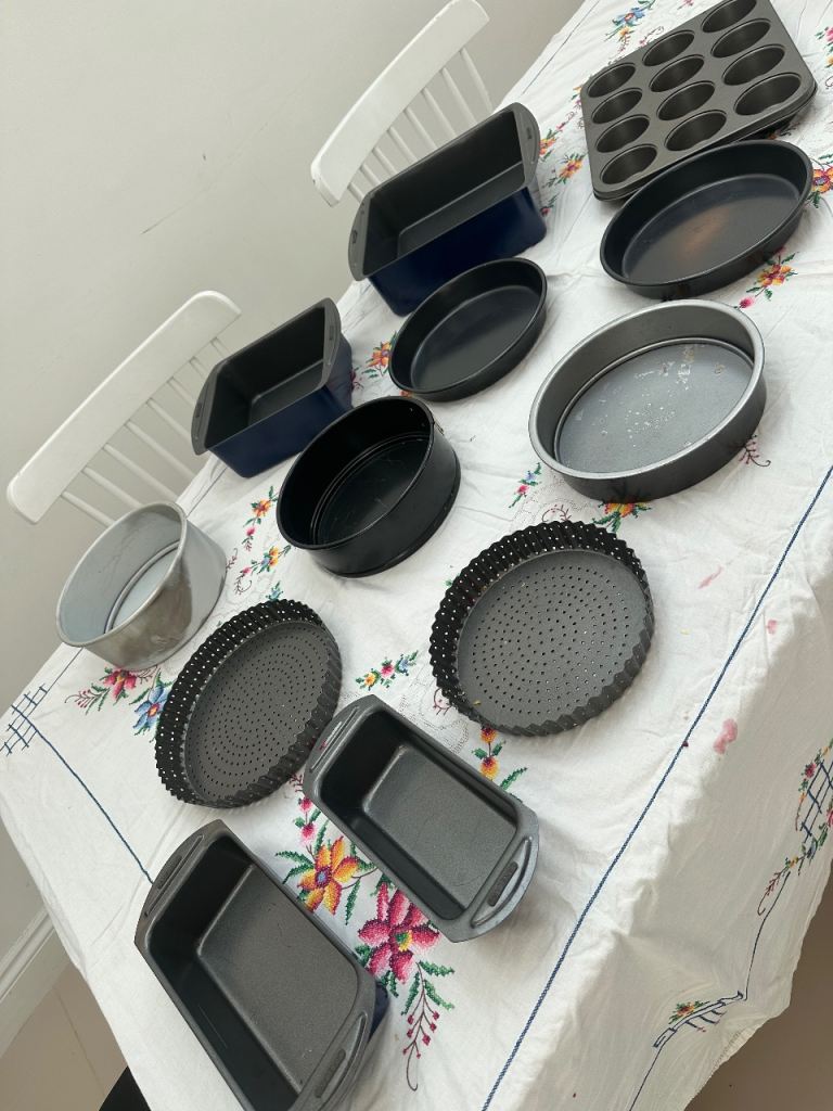 Large Baking Tray and Cake Tin Bundle - Good Condition
