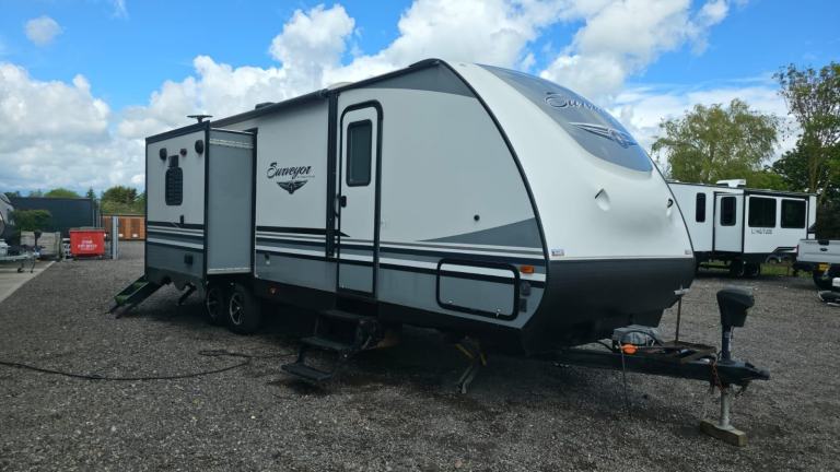AMERICAN CARAVAN 2018 forest river surveyor  266rlds  26ft6 Island kitchen