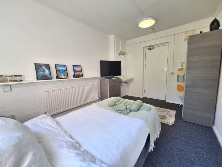 Double Rooms to Rent | Furnished Rooms | Bills Included | Parking | Students & DSS Welcome | M14 5QP