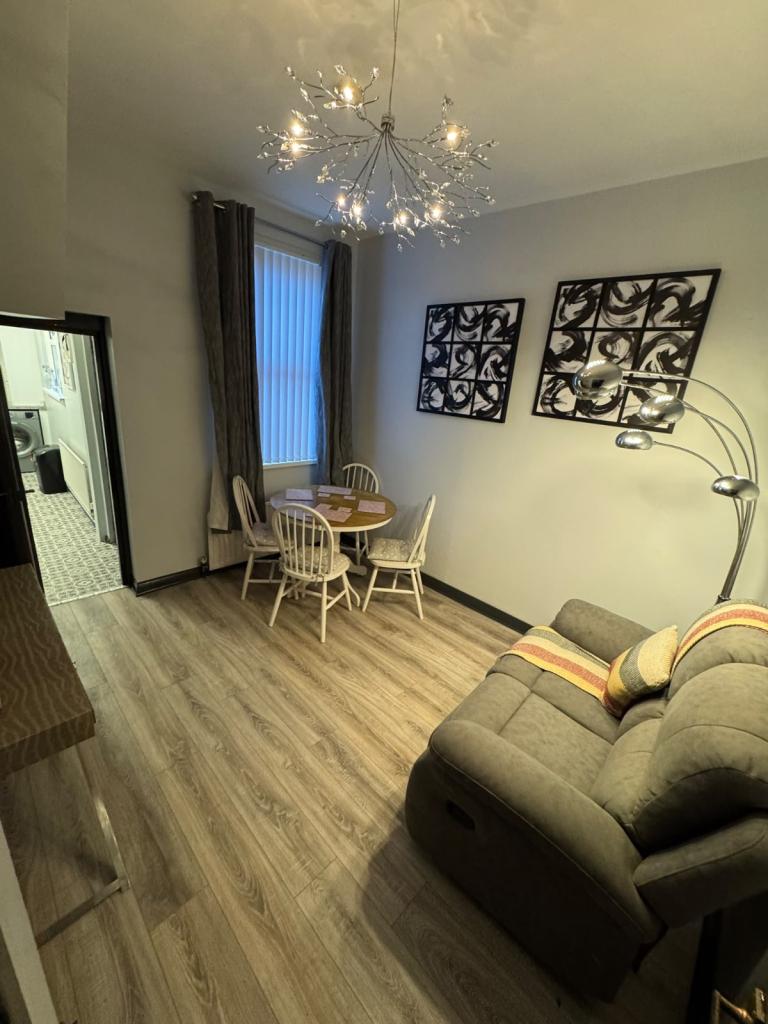 FULLY FURNISHED DOUBLE ROOMS AVAILABLE IMMEDIATELY-OFF LISBURN ROAD- ALL BILLS INCLUDED