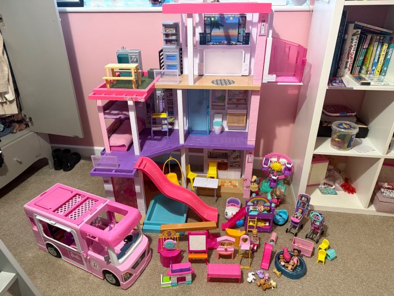 Barbie Dreamhouse, 27 Barbie’s and more