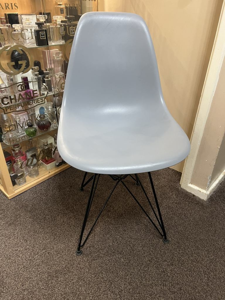 1 x Grey EAMES chair