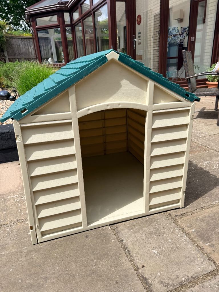 Outdoor pet kennel with free beds