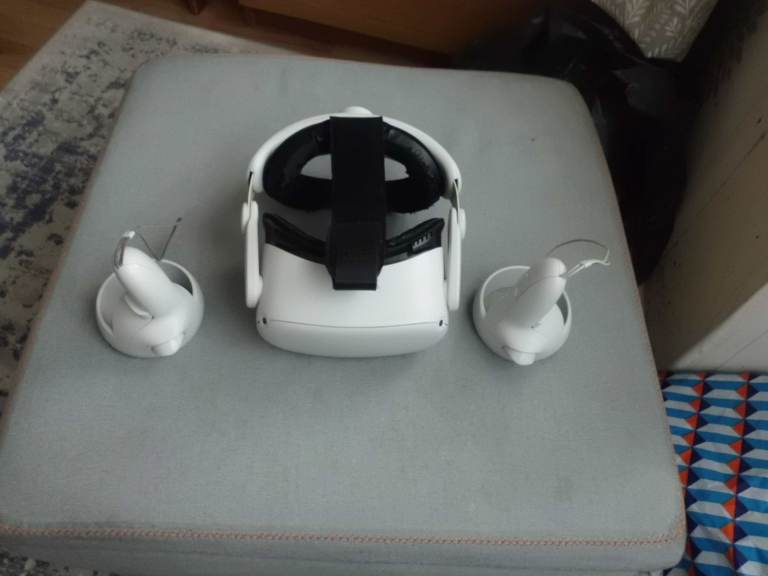 Oculus Quest 2 VR Headset 256GB with 2 Controllers