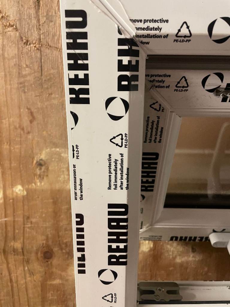 H 89.5 x W 42.5 cm-SMALL BRAND NEW REHAU UPVC DOUBLE GLAZED WINDOW OBSCURE (BATHROOM) (REF: SJ477) 