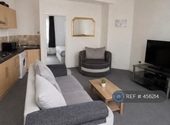 1 bedroom flat in Oxford Street, Bridgend, CF32 (1 bed) (#456214)