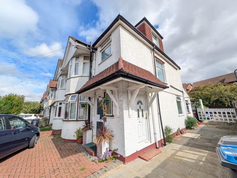 Spacious 2 bedroom maisonette in excellent location of Neasden, London NW10.