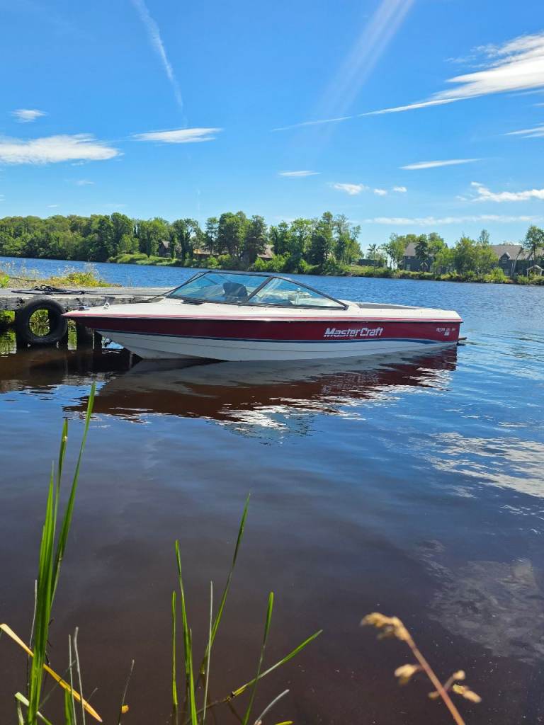 MasterCraft ProStar 190 tournament ski boat