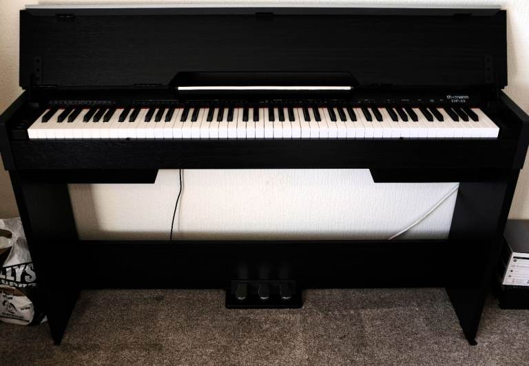 Black Electric Keyboard – Excellent Condition