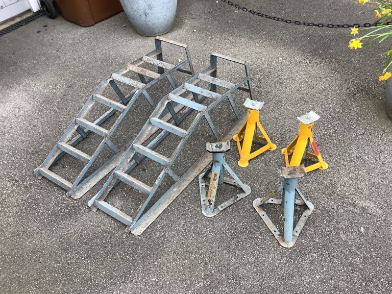 ONE PAIR OF CAR RAMPS AND FOUR AXLE STANDS