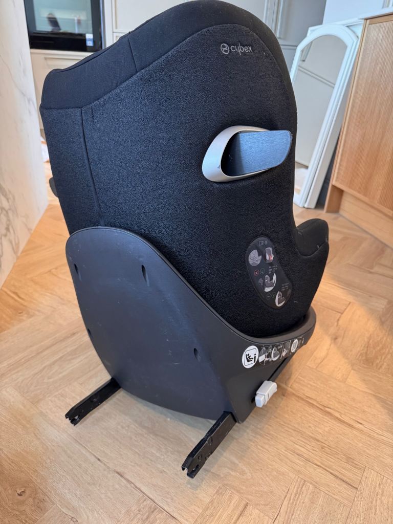 Cybex Sirona Z i-Size Car Seat + Base (Black)