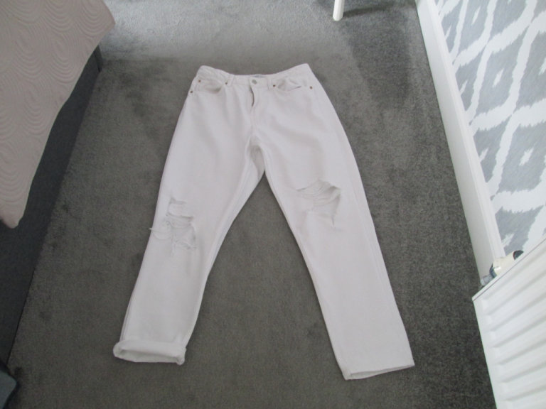 LOVELY LADIES RIPPED WHITE JEANS - SIZE 14 