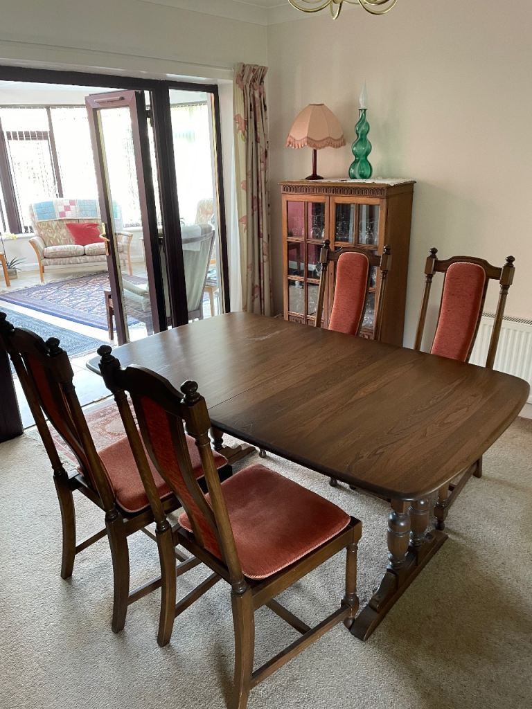Good Condition Ercol Brown Wooden Extendable Dining Table with 6 Chairs and 2 Carvers
