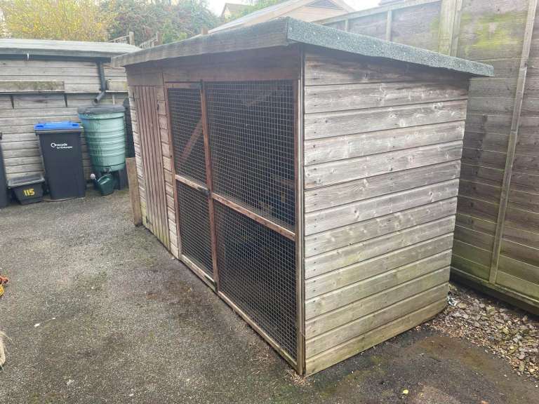 WOODEN DOG KENNEK & RUN