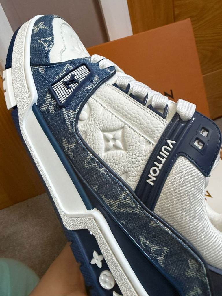 Lv trainers  SIZE 9
