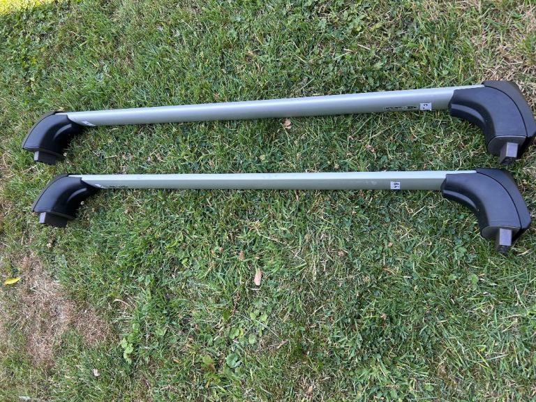 Toyota RAV4 locking roof bars