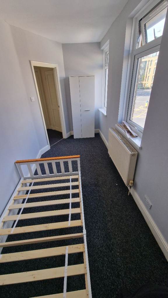 Single room, lodger required, mins from Goodmayes Station, all bills paid 