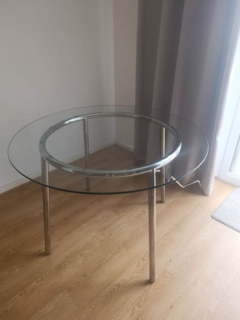 Round Glass Dining Table with Chrome Legs – Good Condition