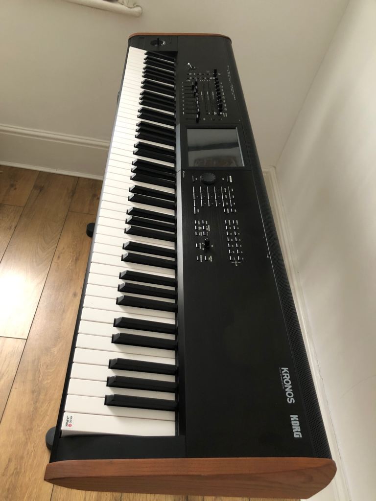 Korg Kronos 2 88-Key Workstation – Excellent Condition (Boxed)