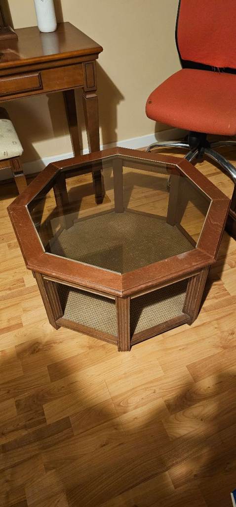 Free - Coffee table/ side table (glass/ wood)