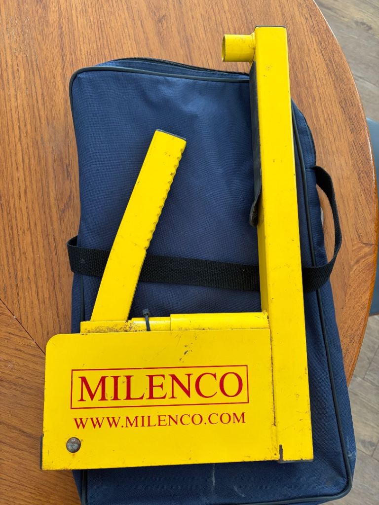 Milenco wheel clamp two keys. 
