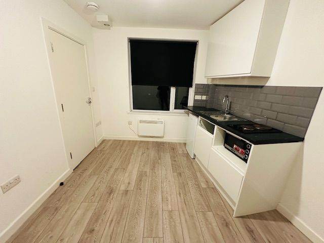 Studio flat available to rent in Ruislip - Victoria Road