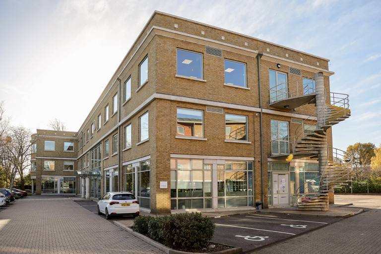 Walton-on-Thames - KT12 1RZ \ Flexible Office Space for 2 Workstations