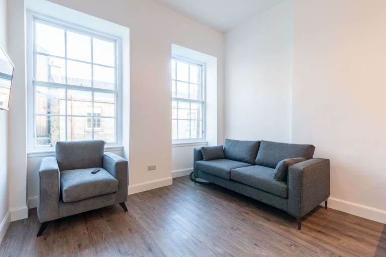 FESTIVAL LET: Well presented, top floor, 4 bedroom flat opposite George Square 