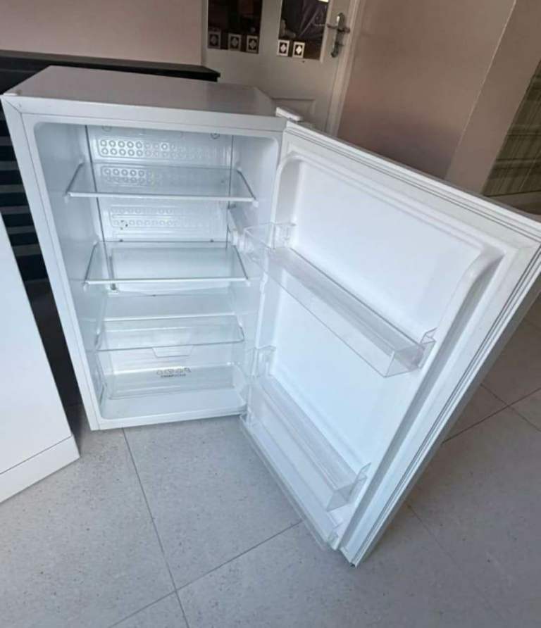 U der the counter fridge   Like new new condition   £95