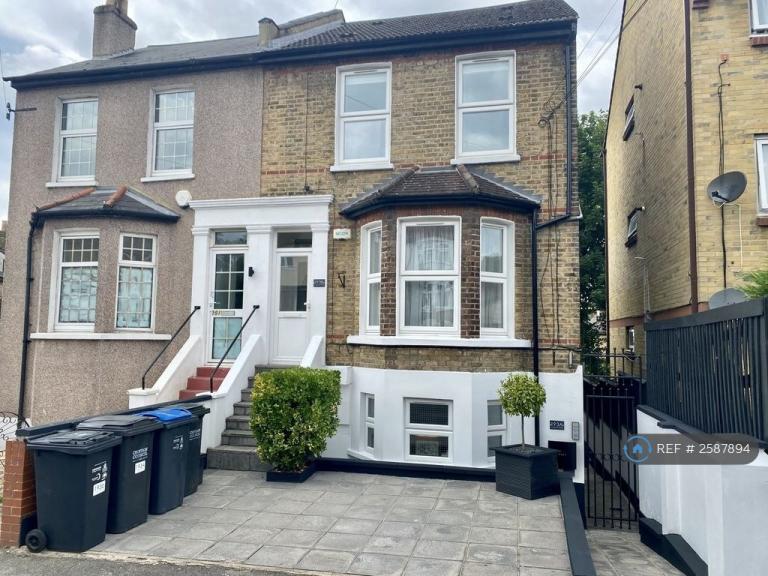 3 bedroom flat in Livingstone Road, Thornton Heath, CR7 (3 bed) (#2587894)