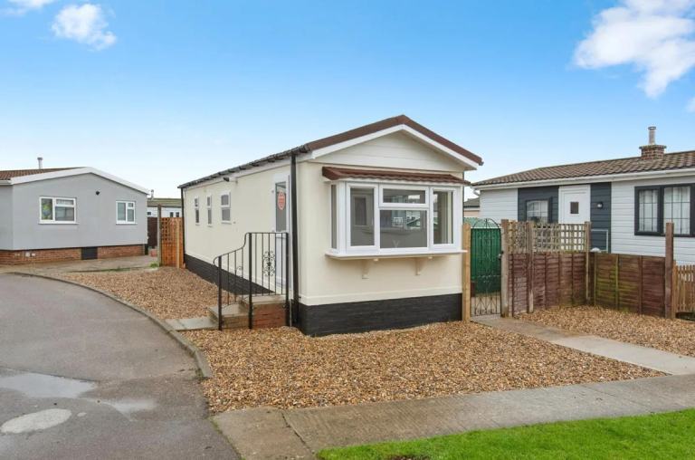 Pre-Loved Refurbished Park Home in Lower Stondon  - Lodge / Caravan 
