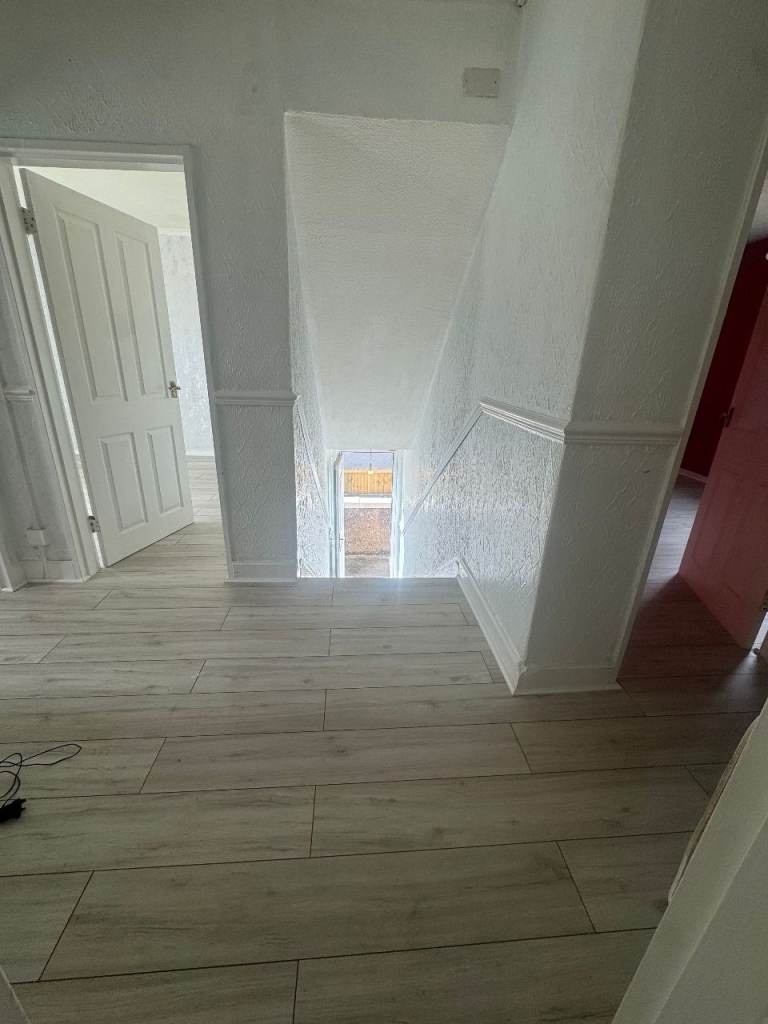 Beautiful 2 Bed room Flat with Garden and carpark  in Motherwell Available Now !!