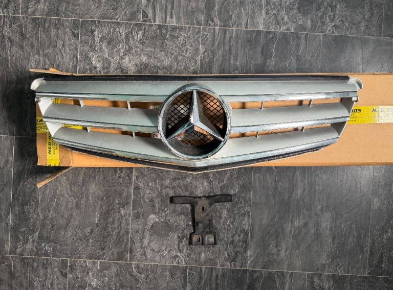 Mercedes-Benz C-Class W204 front radiator grille