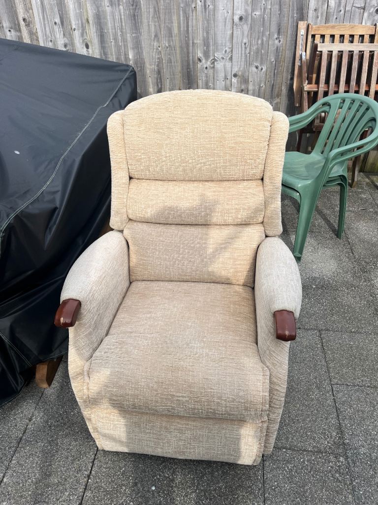 Reclining chair (electric)