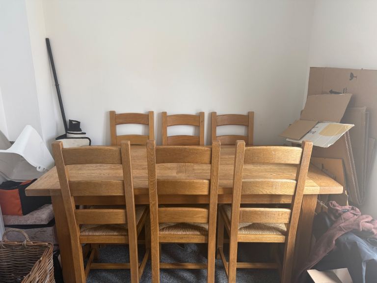 Wood Extendable Kitchen Table & 6 chairs 