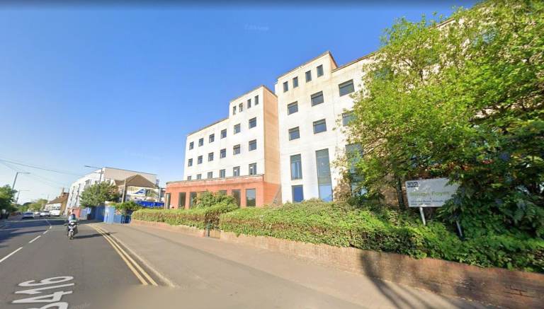 Studio flat available to rent in Slough - Stoke Road